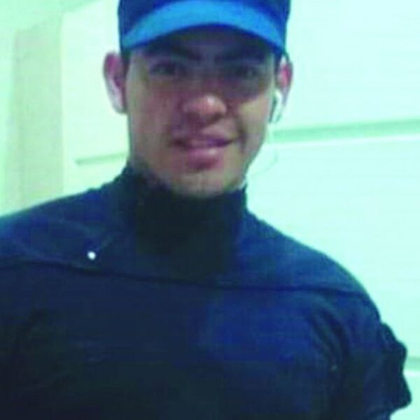 Fueron a detener a un joven policía por robo, y en la fuga chocó contra un móvil policial