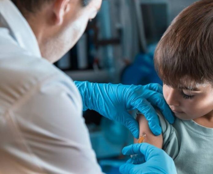 En una provincia, los padres que no vacunen a sus hijos podrían recibir multas de hasta 300 mil y ser arrestados