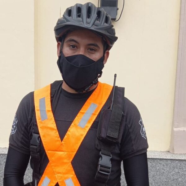 Este es uno de los policías que le salvaron la vida al niño que se ahogó con un juguete en el centro de La Rioja
