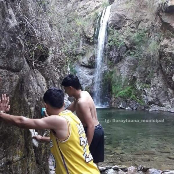 Pintaron rocas con sus nombres en Juan Caro, pero los descubrieron y tuvieron que volver a limpiarlas