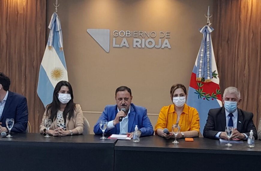 Tres anuncios de Quintela: habrá 52% de aumento en 2022, el bono de diciembre será de $10 mil y se incorporarán $4.500 a la quincenita