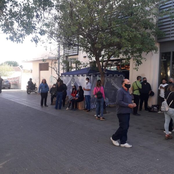 Precarizados realizaron un acampe frente a Rentas municipal y advirtieron: “De aquí nos sacan muertos”