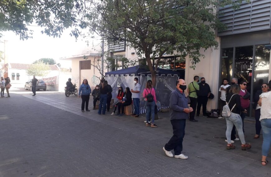 Precarizados realizaron un acampe frente a Rentas municipal y advirtieron: “De aquí nos sacan muertos”