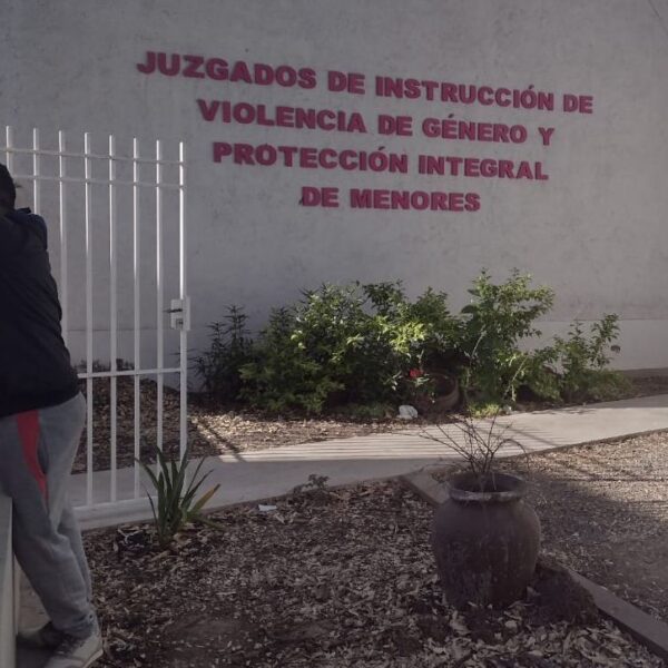 El padre de un niño abusado se encadenó en el juzgado: “que él pague por lo que le hizo a mi hijo”