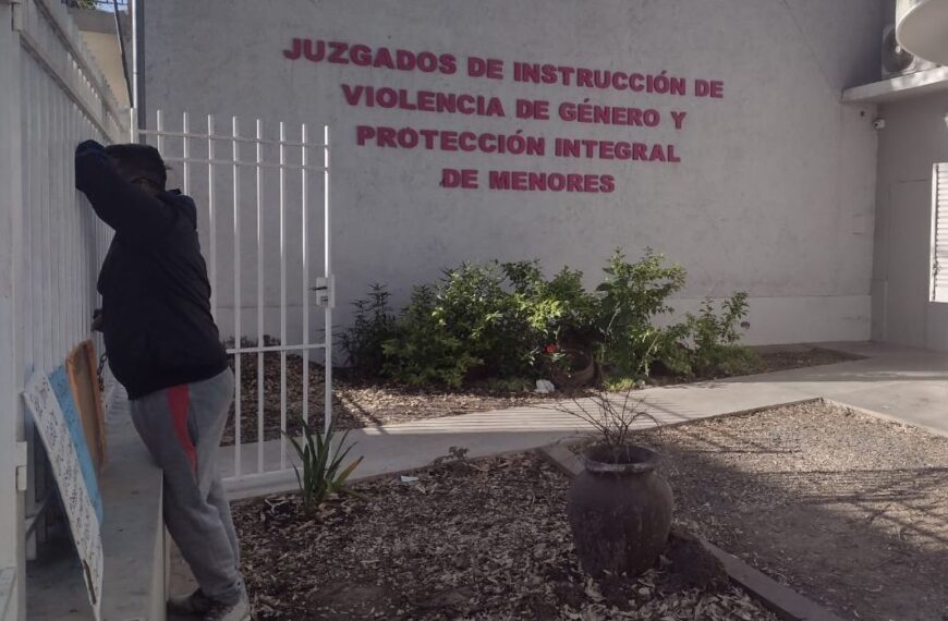 El padre de un niño abusado se encadenó en el juzgado: “que él pague por lo que le hizo a mi hijo”