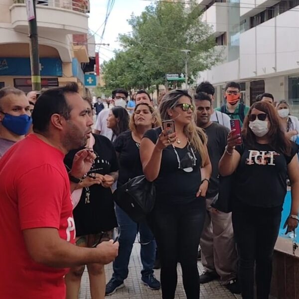 Al grito de “Menem es la casta”, un grupo de libertarios disidentes se manifestó en el acto de Javier Milei en La Rioja