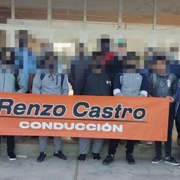 La miserable foto de la vergüenza: Un diputado usó a menores de edad con un cartel con su nombre