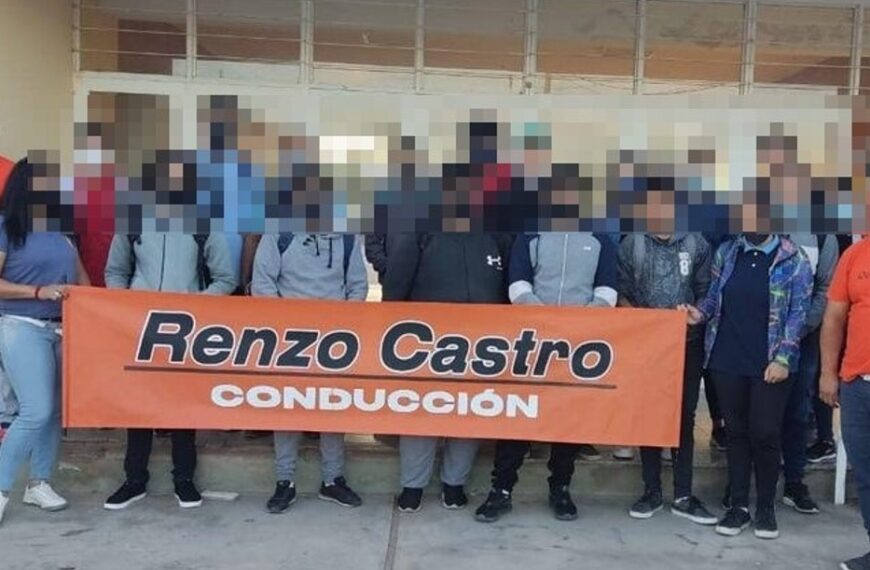 La miserable foto de la vergüenza: Un diputado usó a menores de edad con un cartel con su nombre