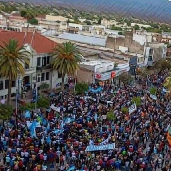 Multitudinaria protesta convocada por la intendenta de Capital: “Si el gobierno tiene plata para comprar una casa a Beba Soria, la plata tiene que estar”