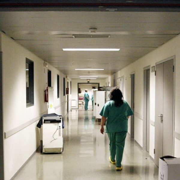 Condenan a un hombre a pagar 69 mil pesos por acosar sexualmente a una compañera de trabajo en el hospital Vera Barros