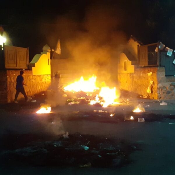Noche de furia en la residencia del Gobernador: municipales trataron de quemar los accesos y hubo varios heridos