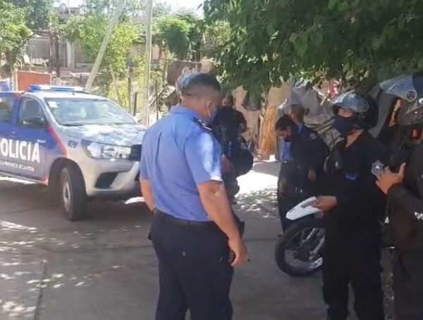 Un delincuente fue atrapado por trabajadores municipales al robar el celular a un joven a punta de cuchillo