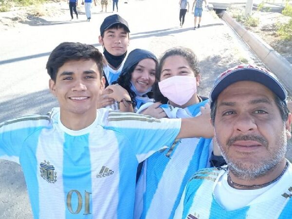 Esta es la familia de La Rioja que les robaron todo: “Robame, pero sin ver a Messi no nos vamos”