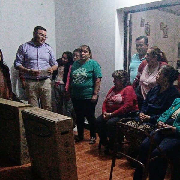 Diputado riojano Claudio Akiki entregó dos ventiladores y lo celebró en redes sociales como un logro de gestión