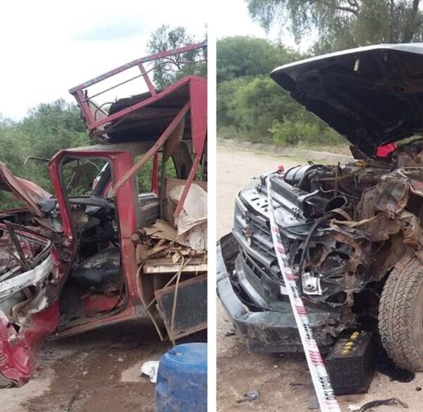 -FOTOS- Dos camionetas chocaron de frente en un camino de tierra que “no pasa ni el gato”