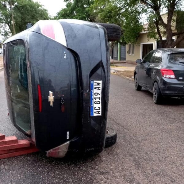 -FOTOS- Un hombre de 43 años tuvo que ser extraído de su auto al chocar con otro y quedando volcado sobre avenida Santa Rosa