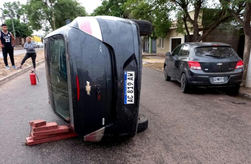 -FOTOS- Un hombre de 43 años tuvo que ser extraído de su auto al chocar con otro y quedando volcado sobre avenida Santa Rosa