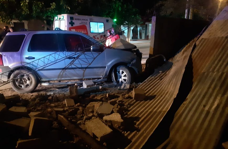 -FOTOS- Una camioneta se estrelló en una vivienda del barrio Cementerio