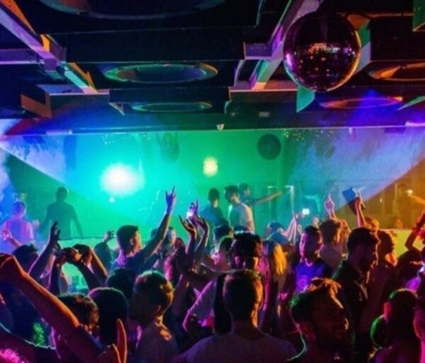 Se exigirá a las personas la presentación de un sello que acredite la colocación de vacunas para asistir a boliches bailables el 1 de enero