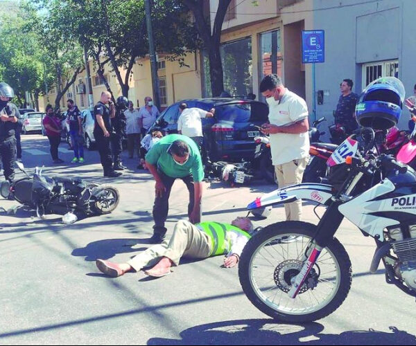 Violento choque frontal entre motos deja a dos personas en grave estado
