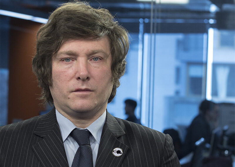 Milei defendió a un periodista español y arremetió contra Tenembaum, Longobardi, Novaresio y Lanata: “son cómplices del socialismo autoritario”.