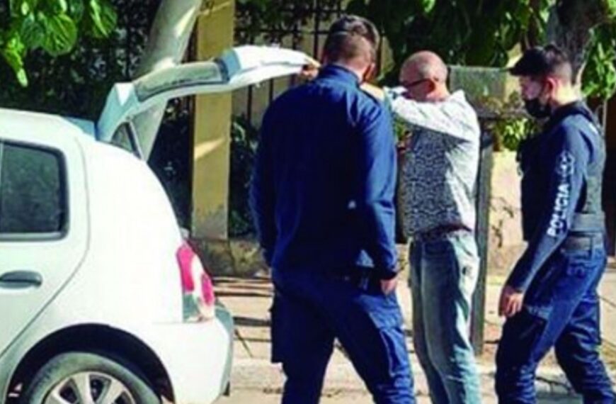 Fue a una fiesta y se olvidó donde estacionó su auto, lo reportó robado y la policía lo encontró a la vuelta de la esquina en un gran operativo