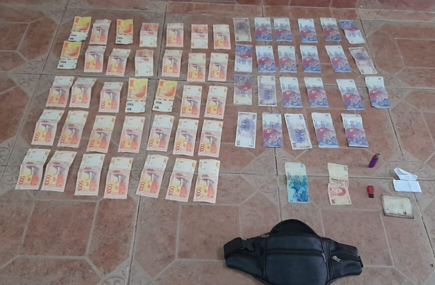 Honestidad: una policía y una vecina de Patquía devolvieron una riñonera con casi 40 mil pesos