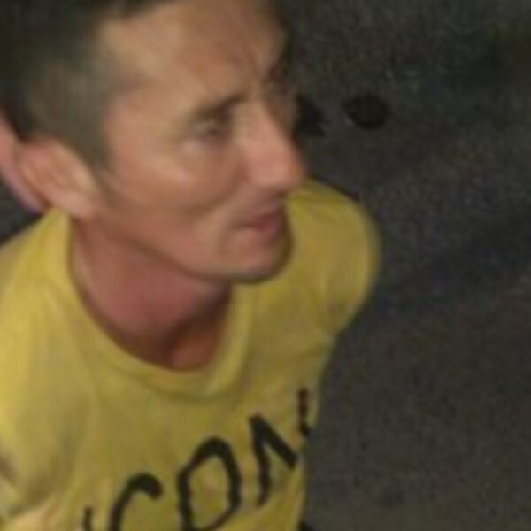 Un policía ayudó a un hombre que se cayó de su moto y este le gatilló con un arma de fuego: quedó detenido