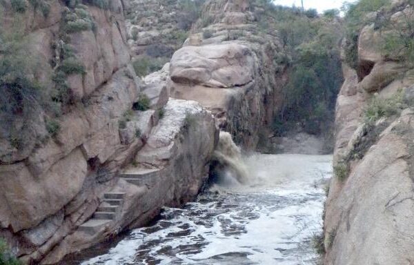 Rescataron a turistas que quedaron atrapados entre unas rocas por la crecida del río en el camping de Andolucas