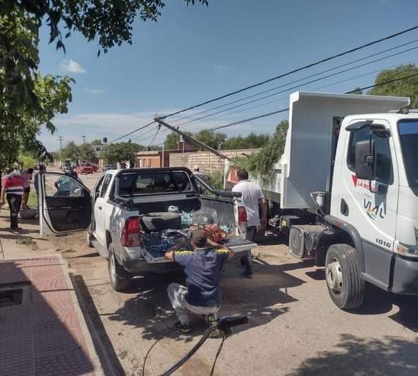 Más de 30 postes de luz cayeron por el temporal de viento y tormentas en Chepes