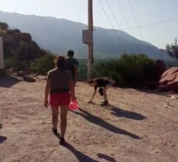 El video viral de turistas levantando la basura en Sanagasta y que abrió la polémica: ¿Los riojanos son cochinos?