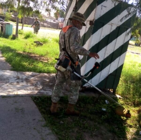 Soldados del ejercito sorprendieron a vecinos cortando el pasto sobre avenida 2 de abril
