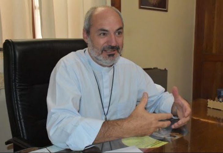 El obispo Braida escapó de una entrevista cuando le preguntaron por la denuncia en su contra por encubrimiento de un abuso sexual