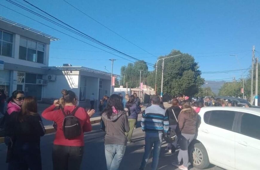 Masiva protesta de precarizados de Chamical contra Dora Rodríguez: “Nos paga 6 mil pesos por mes”