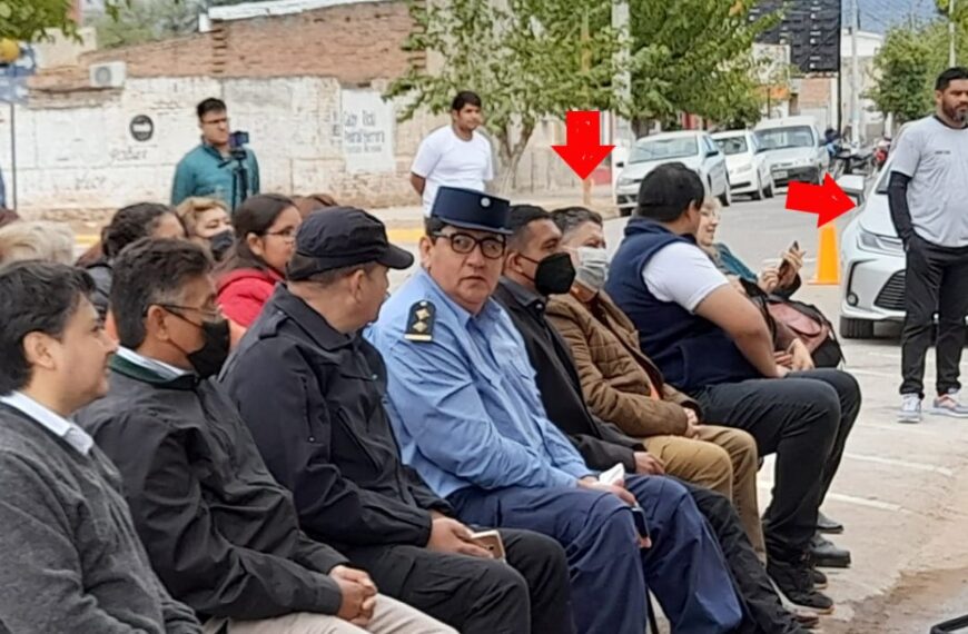 -FOTOS- Un funcionario público pasó por arriba de los conos que cortaban una calle, para estacionar con su auto particular cerca de un acto en Chamical