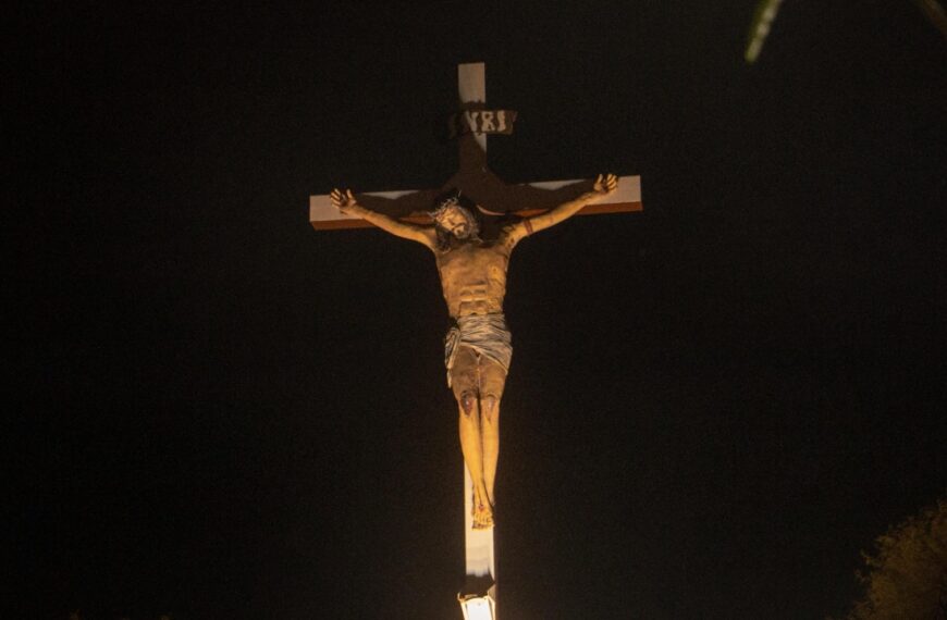 Se realizó la reposición de la imagen del Cristo en la Cruz en el Solar de la Fe