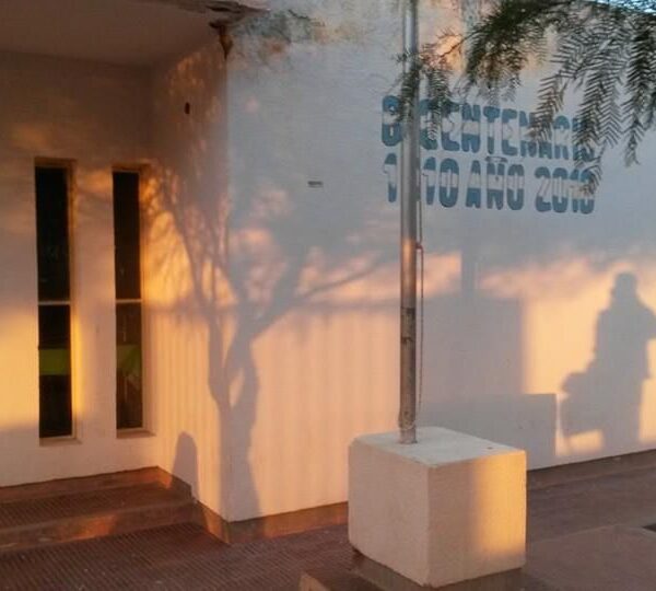 Unos 20 padres tomaron una escuela de La Rioja porque el director amenazó con un machete a los alumnos para que estudien