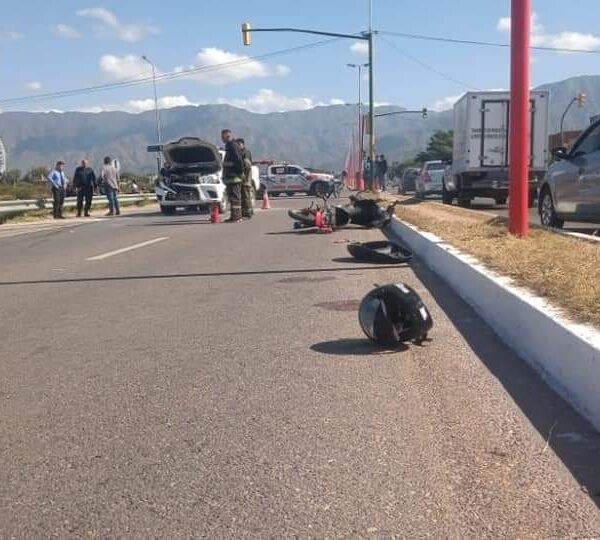 Móvil policial chocó a una moto y estalló la polémica por los traslados de autoridades: ¿no pueden esperar en los semáforos?