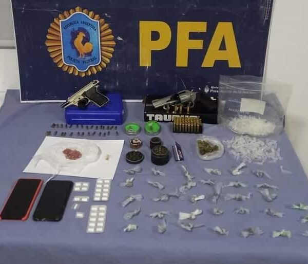 La Rioja narco: Secuestran armas, cristal de éxtasis, cocaína y marihuana en un barrio de Capital