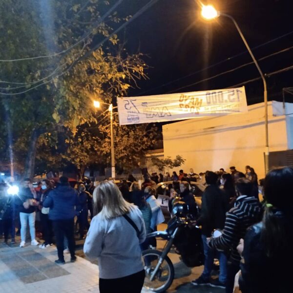 -FOTOS Y VIDEO- Grave situación en AMP: Escraches, toma de sede en el interior pidiendo la renuncia de Rogelio de Leonardi