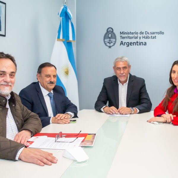 El gobernador Ricardo Quintela anunció que se construirán más viviendas en la provincia