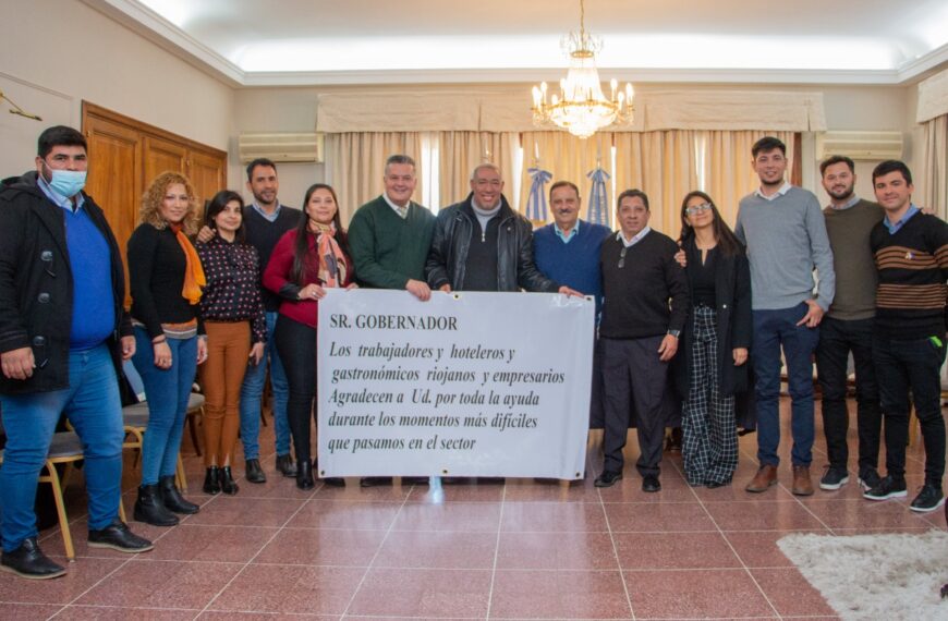 Un abuelo de 75 años abandonó el aislamiento para cobrar una ayuda económica y fue escoltado por la policía