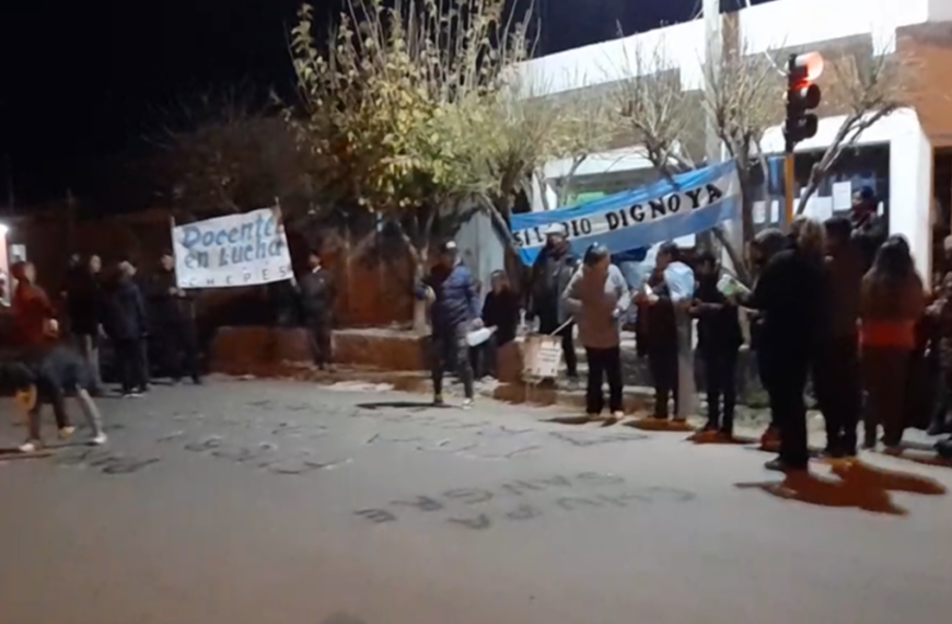 Aislado y con COVID-19 rindió su última materia y se recibió de profesor de Historia: “decidí estudiar para darle a mi madre el título que siempre anhelaba”