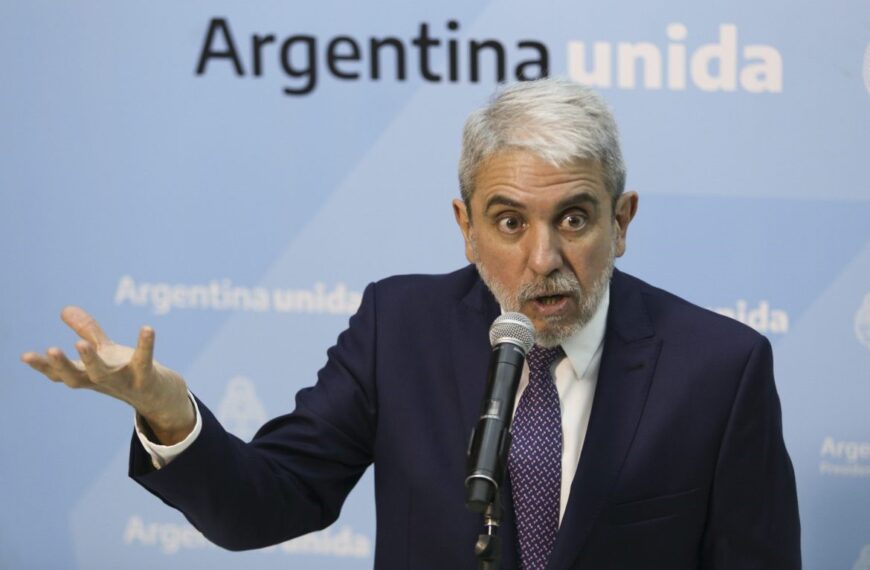 El gobernador Ricardo Quintela anunció aumento para la administración pública de la provincia y precarizados