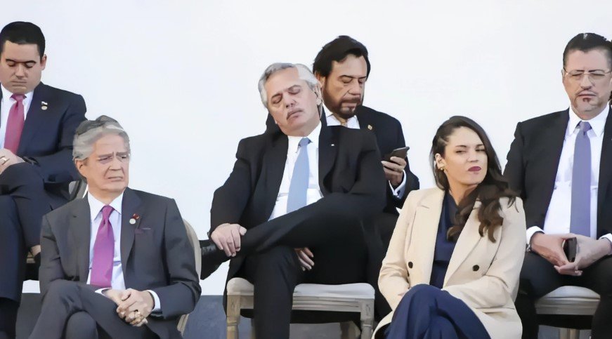 -VIDEO- El presidente Fernández se durmió en la asunción de Gustavo Petro