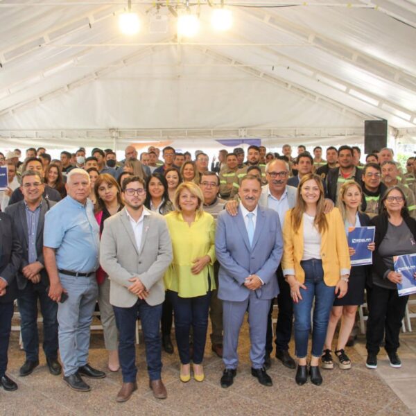 -FOTOS- Más de 200 trabajadores de EDELAR recibieron su pase a planta en la empresa