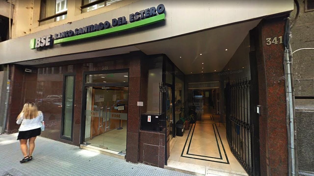 Multaron con $ 900.000 a un banco en Santiago del Estero por demorar tres horas en atender a sus clientes