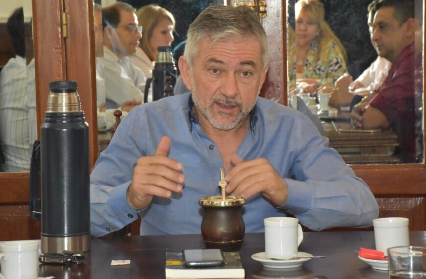 “Estoy muerto, dejenmé salir, está muy oscuro aquí”: el difunto que habla desde su ataúd en medio de su entierro