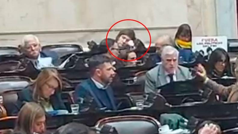 Milei se quedó dormido en la sesión y lo chicanearon desde la oposición