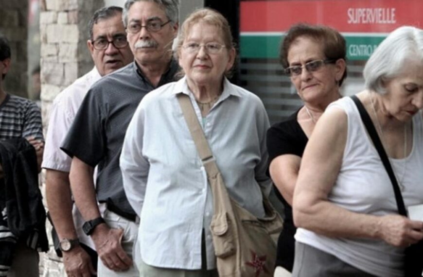 Por decreto, Milei oficializó un bono de $70.000 de ANSES para jubilados en marzo